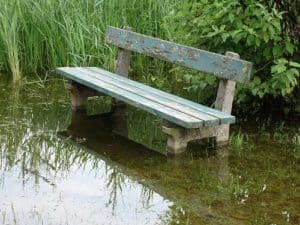 Eine Schmutzwasserpumpe - Fäkalienpumpe kann bei einer Überschwemmung im Garten helfen