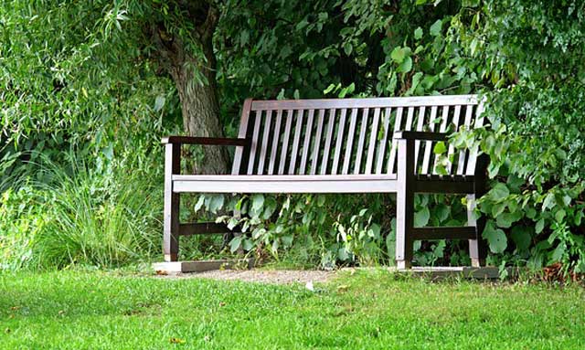 Teakholz - ein sehr haltbares Holz mit einer besonderen silbernen Patina als Gartenbank