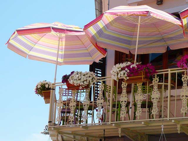 Balkon mit Sonnenschirme