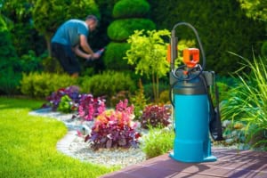 Die Gartenspritze zur Schädlingsbekämpfung (depositphotos.com)