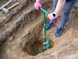 Handerdbohrer im Einsatz (depositphotos.com)