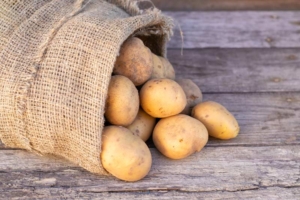 Jutesack mit Kartoffeln (depositphotos.com)