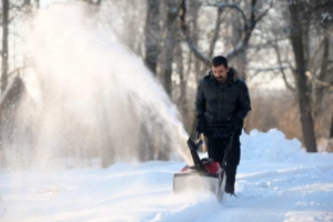 Schneefräse - auch als Akku Modell erhältlich (depositphotos.com