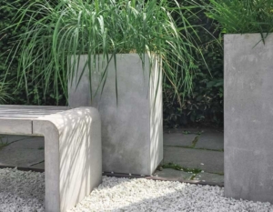 Eine Gartenbank aus Beton mit Beton Pflanzgefäße kombiniert (depositphotos.com)