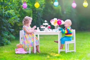 Schöne weiße Gartenmöbel für Kinder (depositphotos.com)