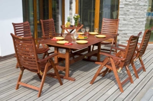 Gartentisch und Stühle aus Holz (depositphotos.com)