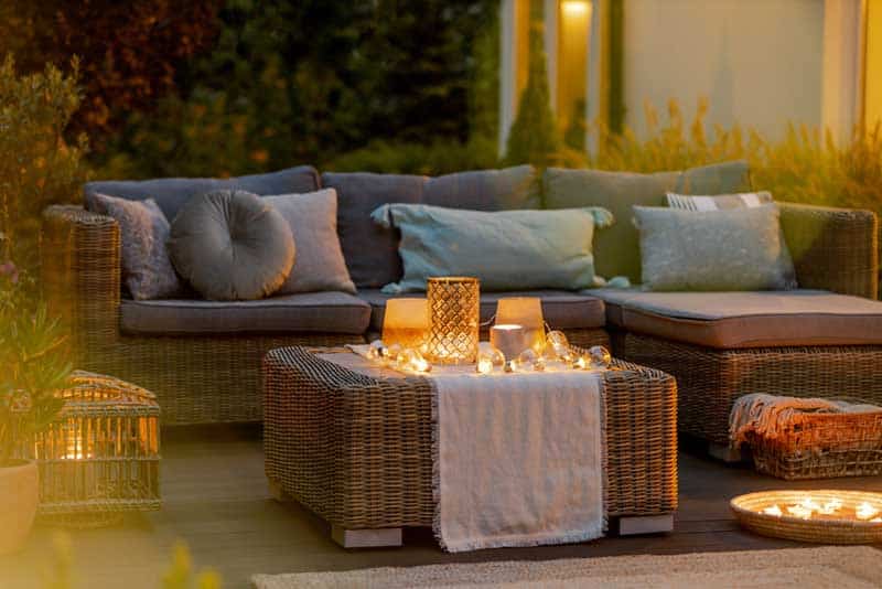 Stilvoller Rattan Gartentisch (depositphotos.com) Stilvoller Rattan Gartentisch (depositphotos.com)