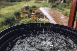 Mehr über den Artikel erfahren Gartenhaus Regenwasser – Die Gartenlaube als Wassersammelstelle